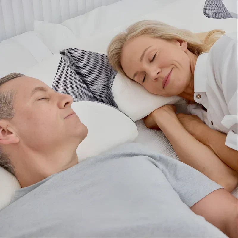 Casal a dormir sobre almofadas ergonómicas brancas